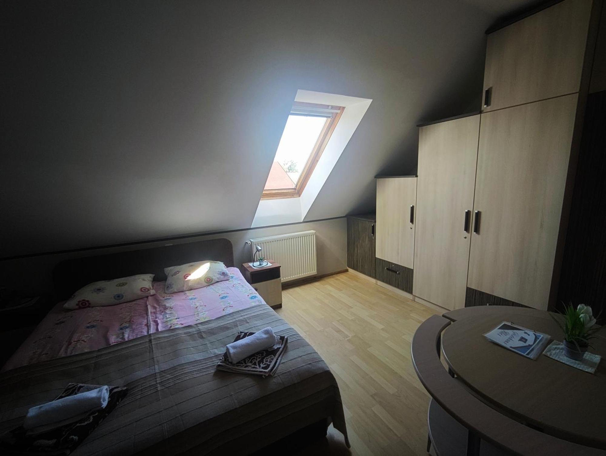 Illes Vendeghaz Hotel Keszthely Buitenkant foto