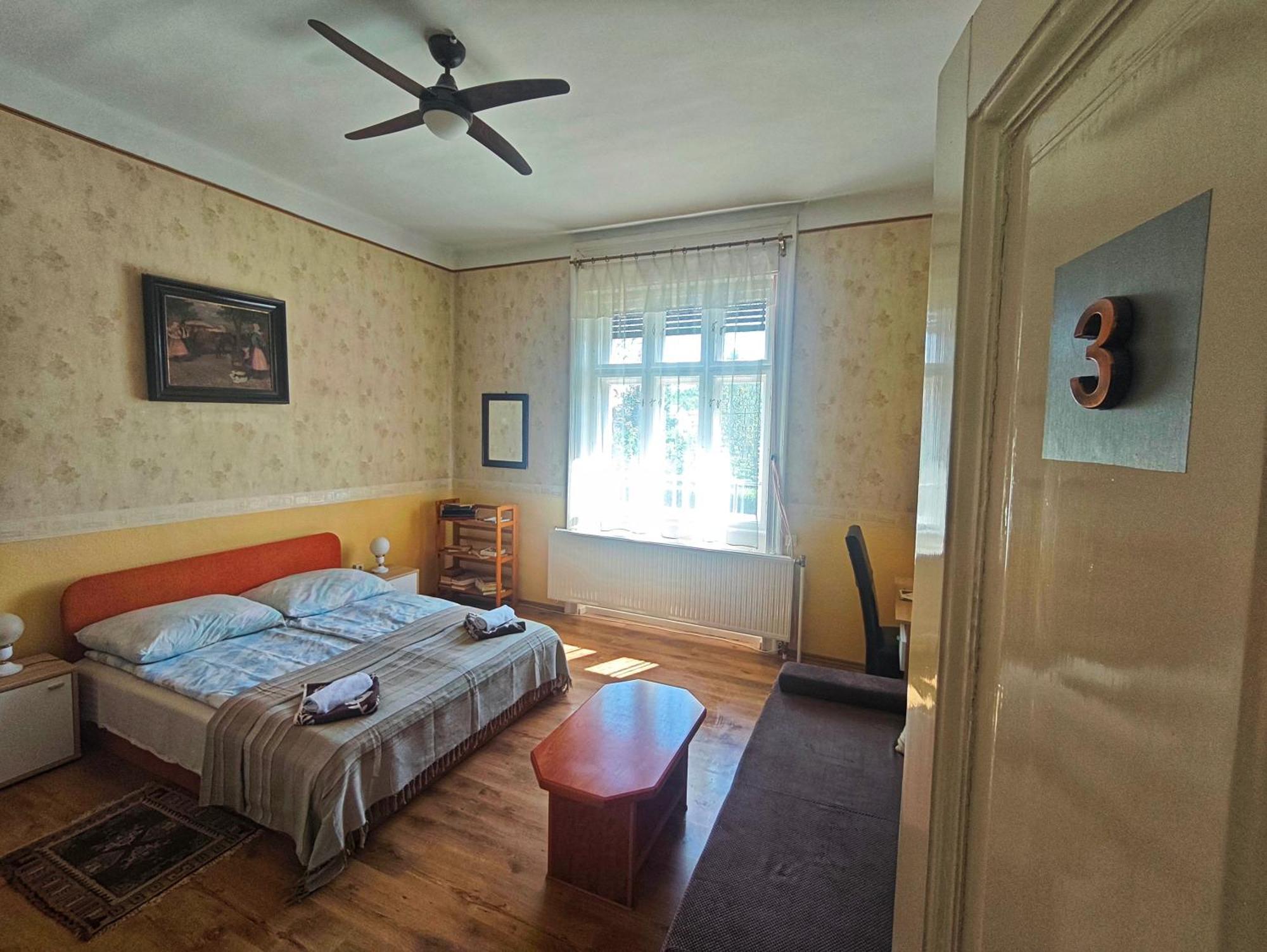 Illes Vendeghaz Hotel Keszthely Buitenkant foto