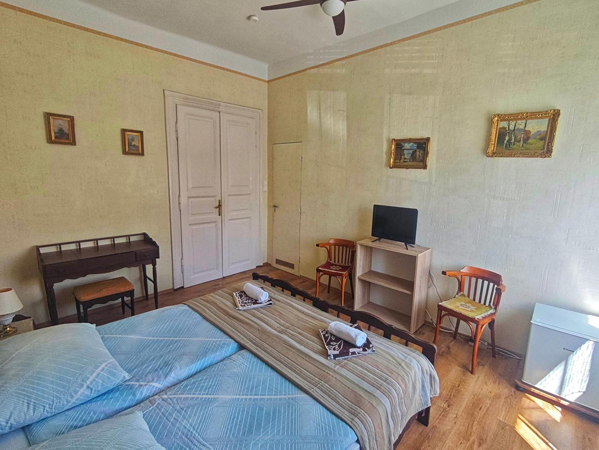 Illes Vendeghaz Hotel Keszthely Buitenkant foto
