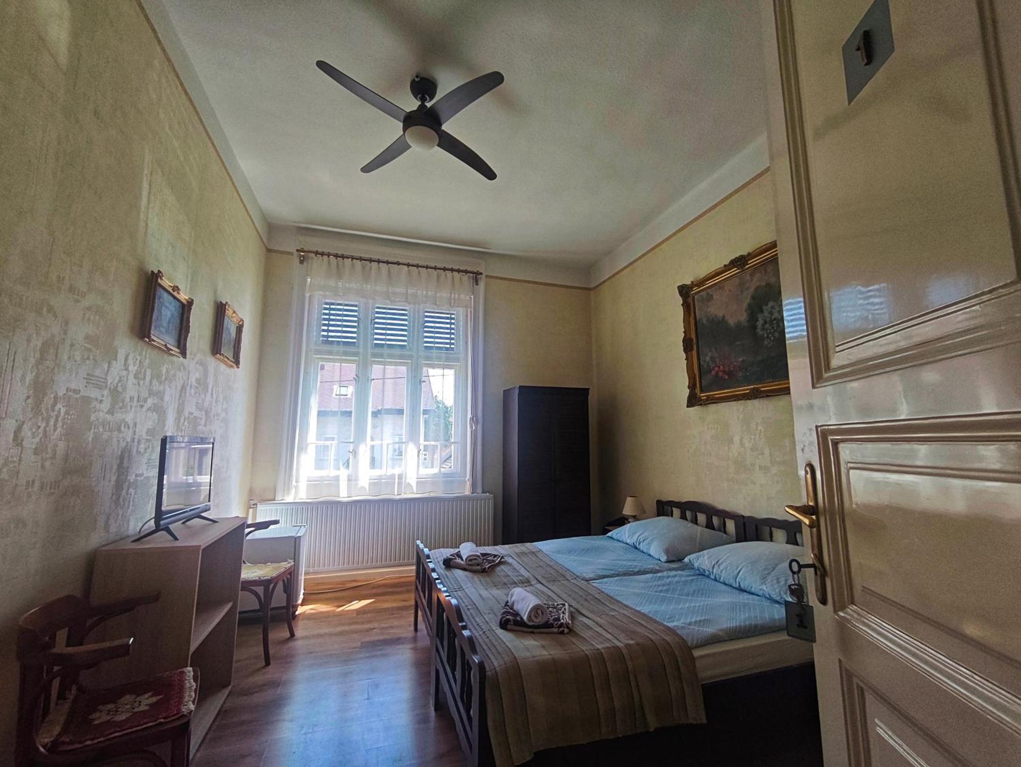 Illes Vendeghaz Hotel Keszthely Buitenkant foto